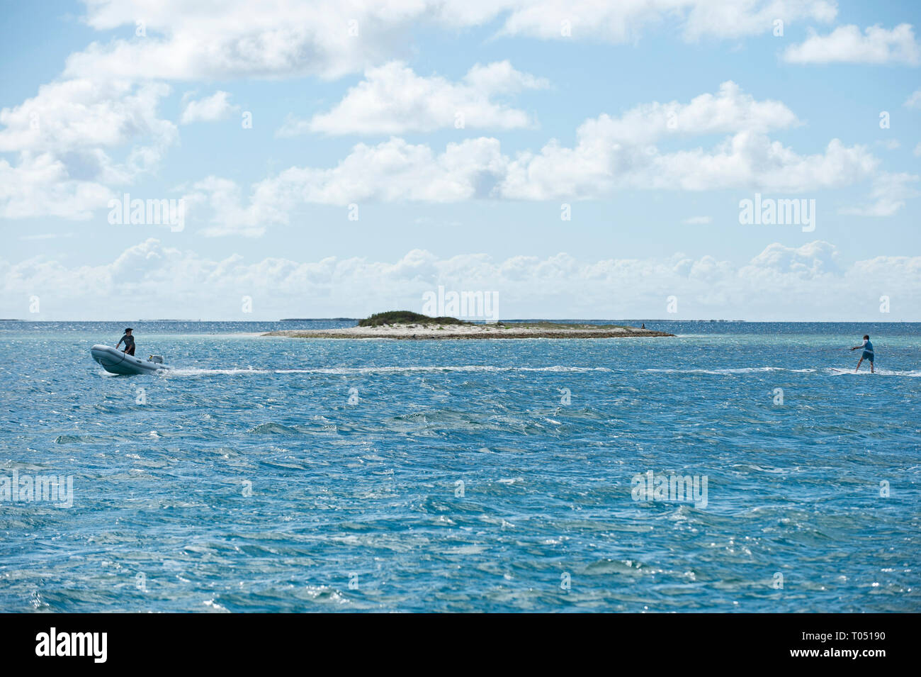 Zwei 13 Jahre alte Jungen skurfing in der Nähe von White Bank (auch als Seal Island) in der Osterzeit Gruppe. Die Houtman Abrolhos Inseln liegen 60 Kilometer vor der c Stockfoto