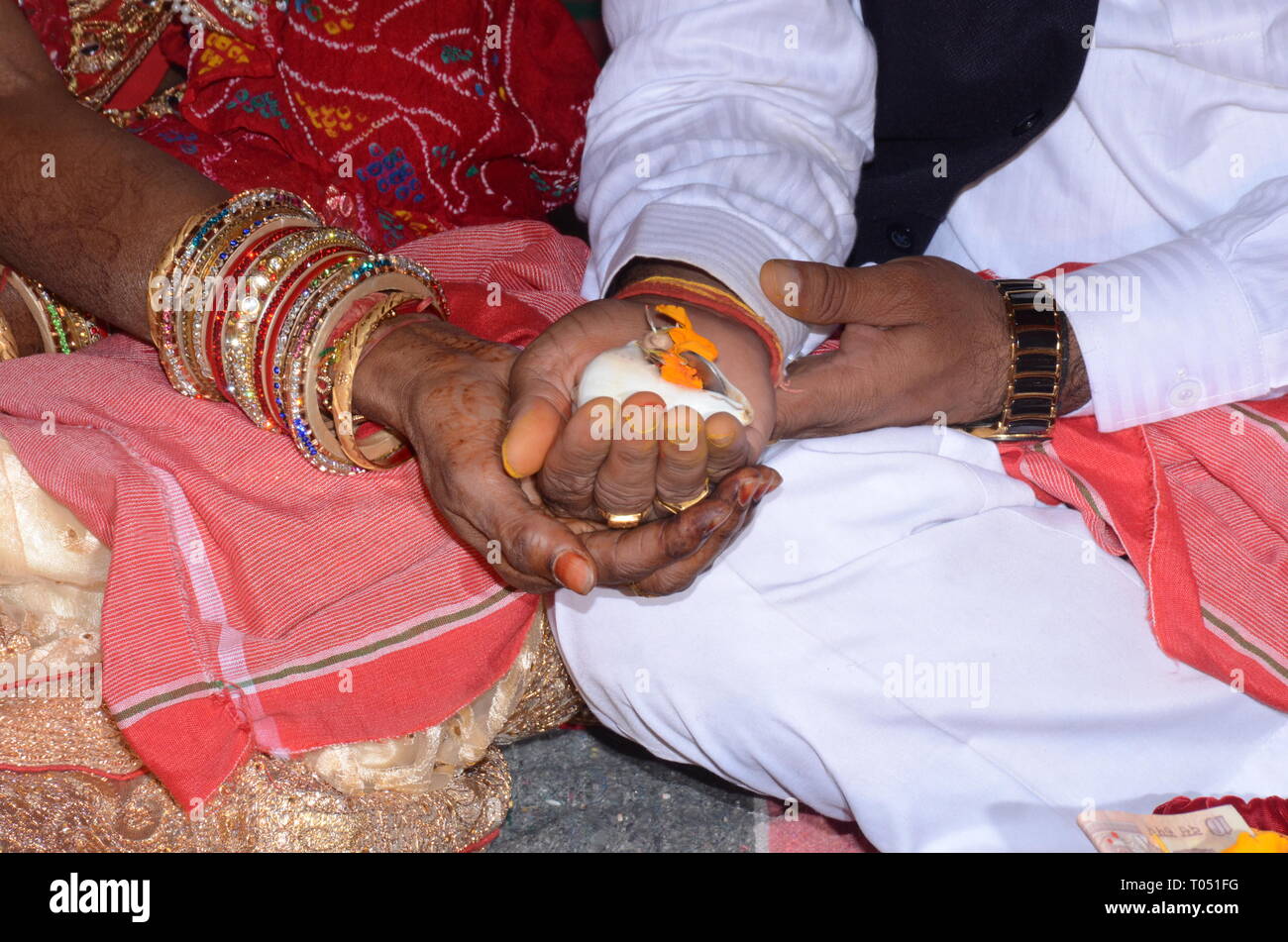 Indische Hochzeit Kultur, Hand in Hand Stockfoto