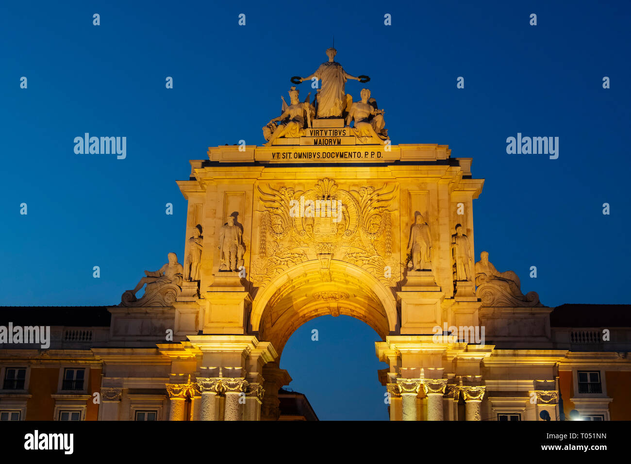 Triumphbogen der Rua Augusta in der Dämmerung, Handel Platz. Lissabon, Portugal. Europa Stockfoto