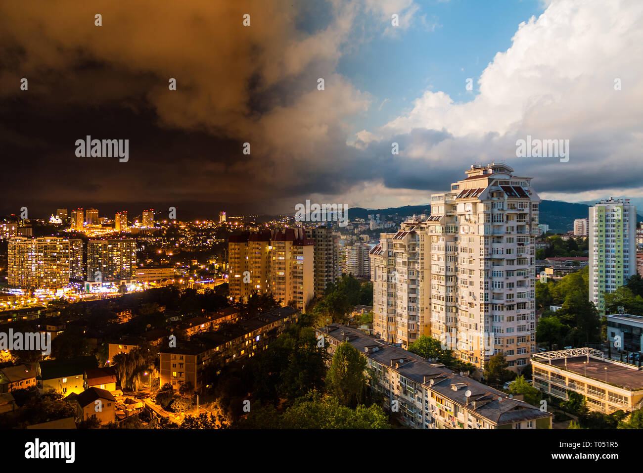 Zeitraffer Collage von Tag auf Nacht Übergang. Luftaufnahme der Wohnung Bezirk der Stadt Sotschi, Russland Stockfoto