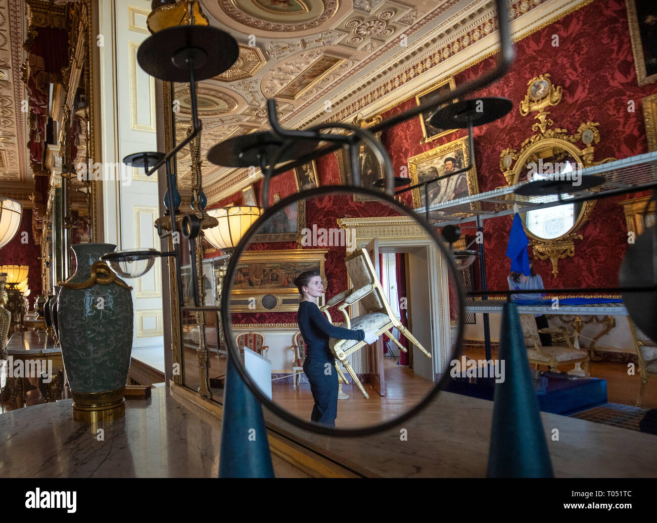 Sammlungen Care Assistant Rachel Curwen ist in der modernen Skulptur während der Eröffnung einer neuen Ausstellung reflektiert mit dem Titel nützlich / Schöne: Warum Handwerk Fragen, an das Harewood House in Yorkshire. Stockfoto