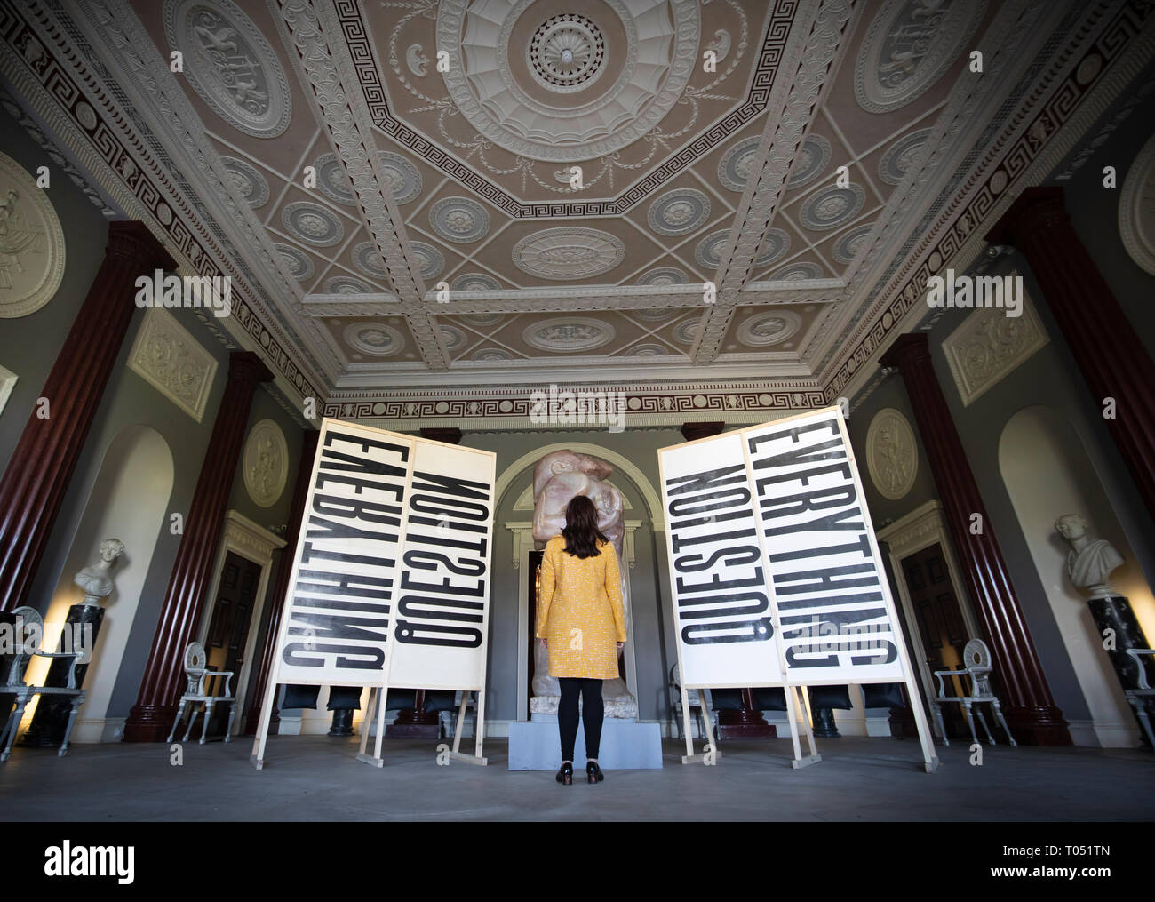 Direktor der Sammlungen Hannah Obee während der Eröffnung einer neuen Ausstellung betitelt Nützlich / Schöne: Warum Handwerk Fragen, an das Harewood House in Yorkshire. Stockfoto