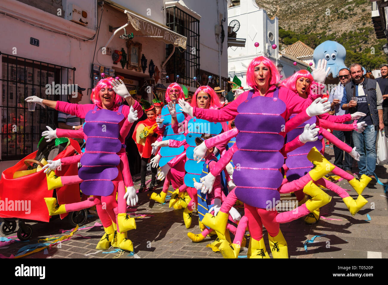 Traditionelle Karnevalsumzug im weissen Dorf Mijas. Provinz Malaga an der Costa del Sol. Andalusien, Süd Spanien Europa Stockfoto