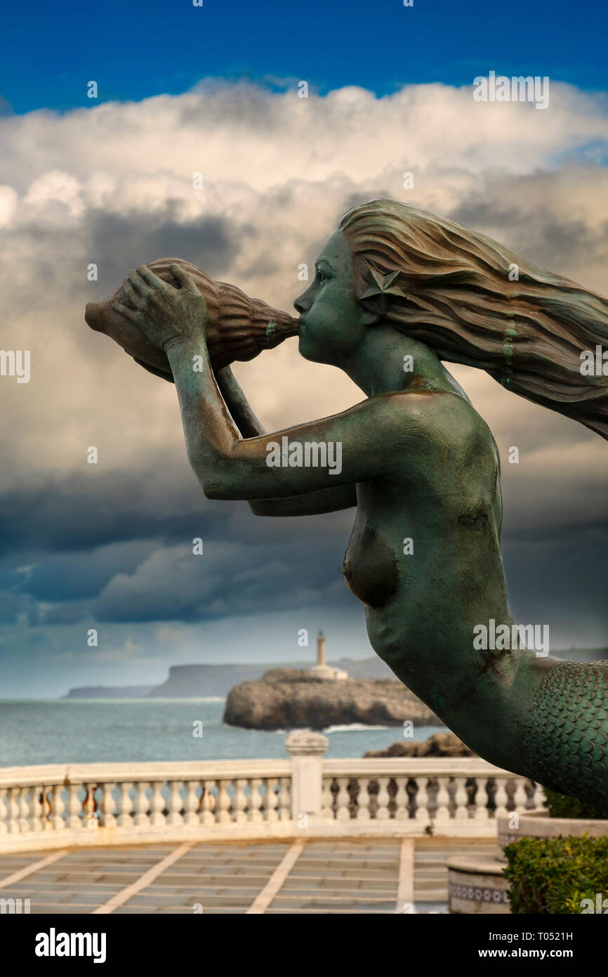 Skulptur einer Meerjungfrau Blasen einer chonch Shell, Halbinsel La Magdalena. Santander Küste und den Golf von Biskaya. Kantabrien, Spanien. Europa Stockfoto