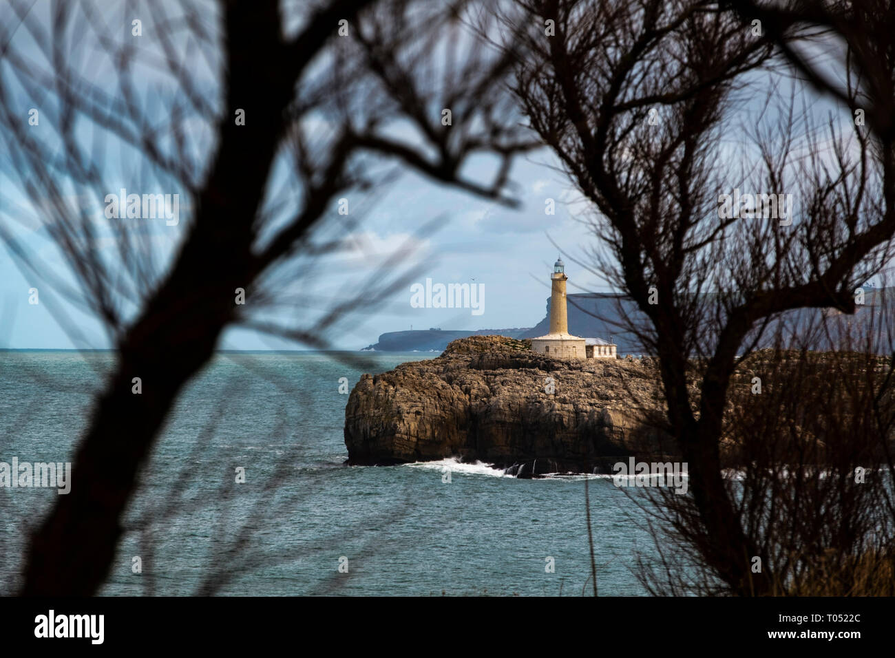 Mouro Insel und Leuchtturm von der Halbinsel La Magdalena. Santander Küste und den Golf von Biskaya. Kantabrien, Spanien. Europa Stockfoto