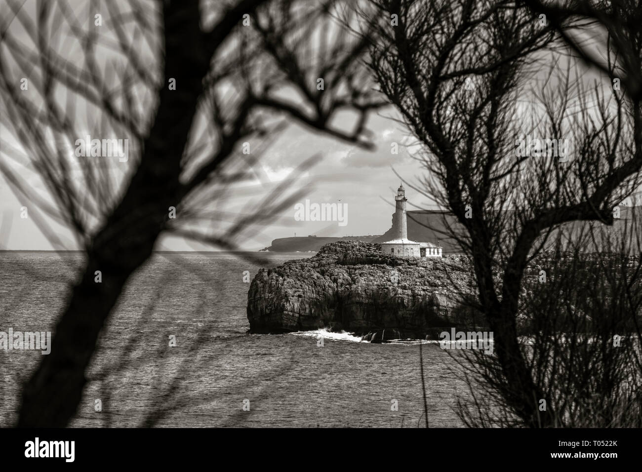 Mouro Insel und Leuchtturm von der Halbinsel La Magdalena. Santander Küste und den Golf von Biskaya. Kantabrien, Spanien. Europa Stockfoto