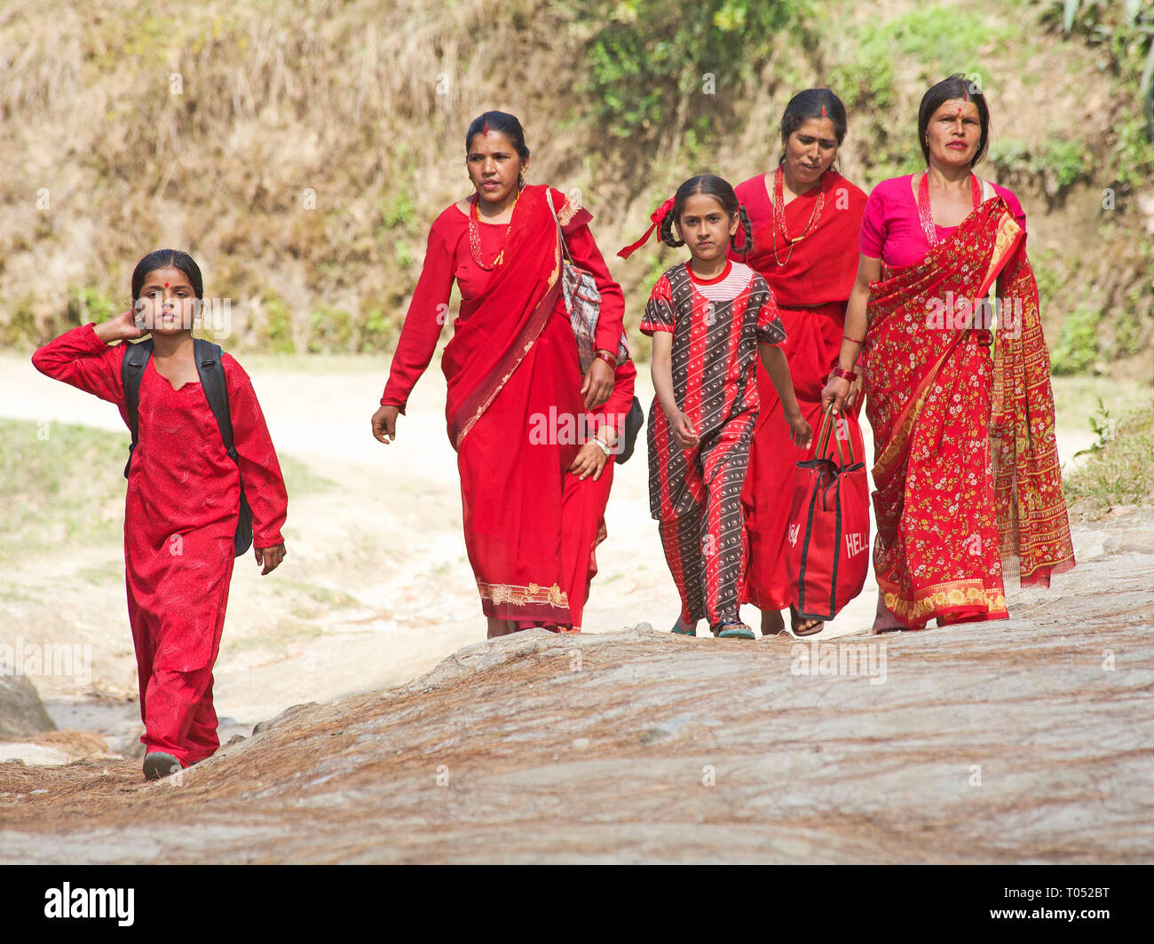 Lokale Frauen Wanderungen in Nagarkot, Nepal. Stockfoto