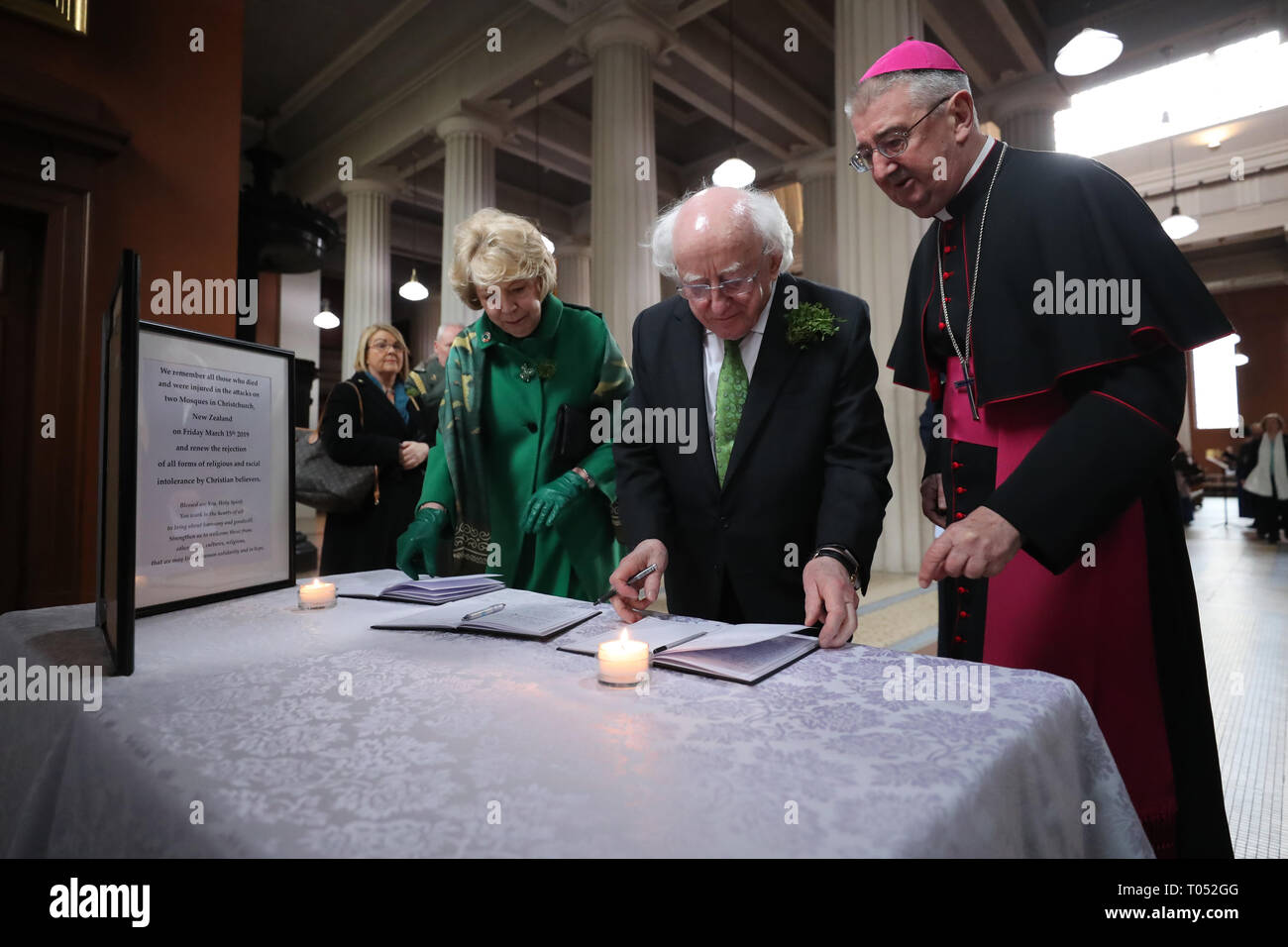 Präsident Michael D Higgins und seine Frau Sabina Zeichen ein kondolenzbuch vor einem Gedenkgottesdienst für die Opfer der Neuseeland Moschee Angriffe bei St Marys Pro Kathedrale in Dublin. Stockfoto