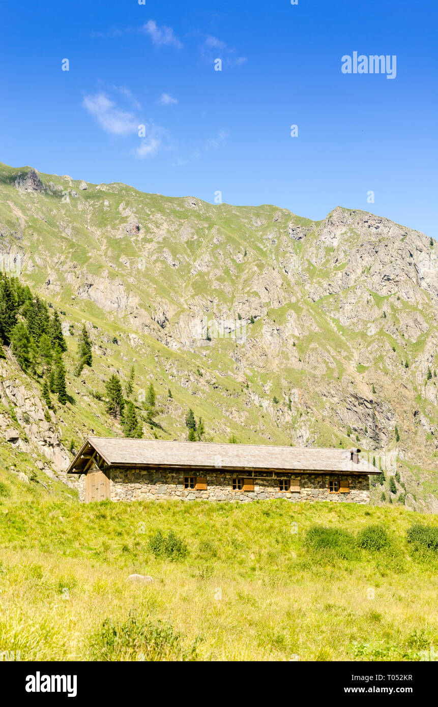 Blick auf eine einsame Freizeit home auf die italienischen Alpen im Sommer Stockfoto