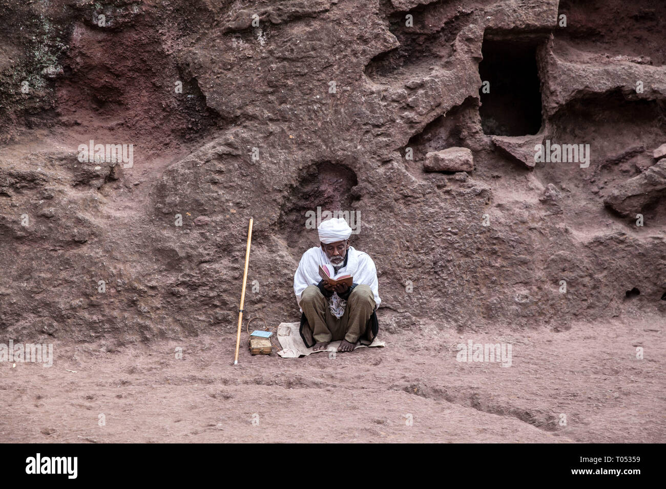 Ein Mann betet in Lalibela, dem Jerusalem von Äthiopien Stockfoto