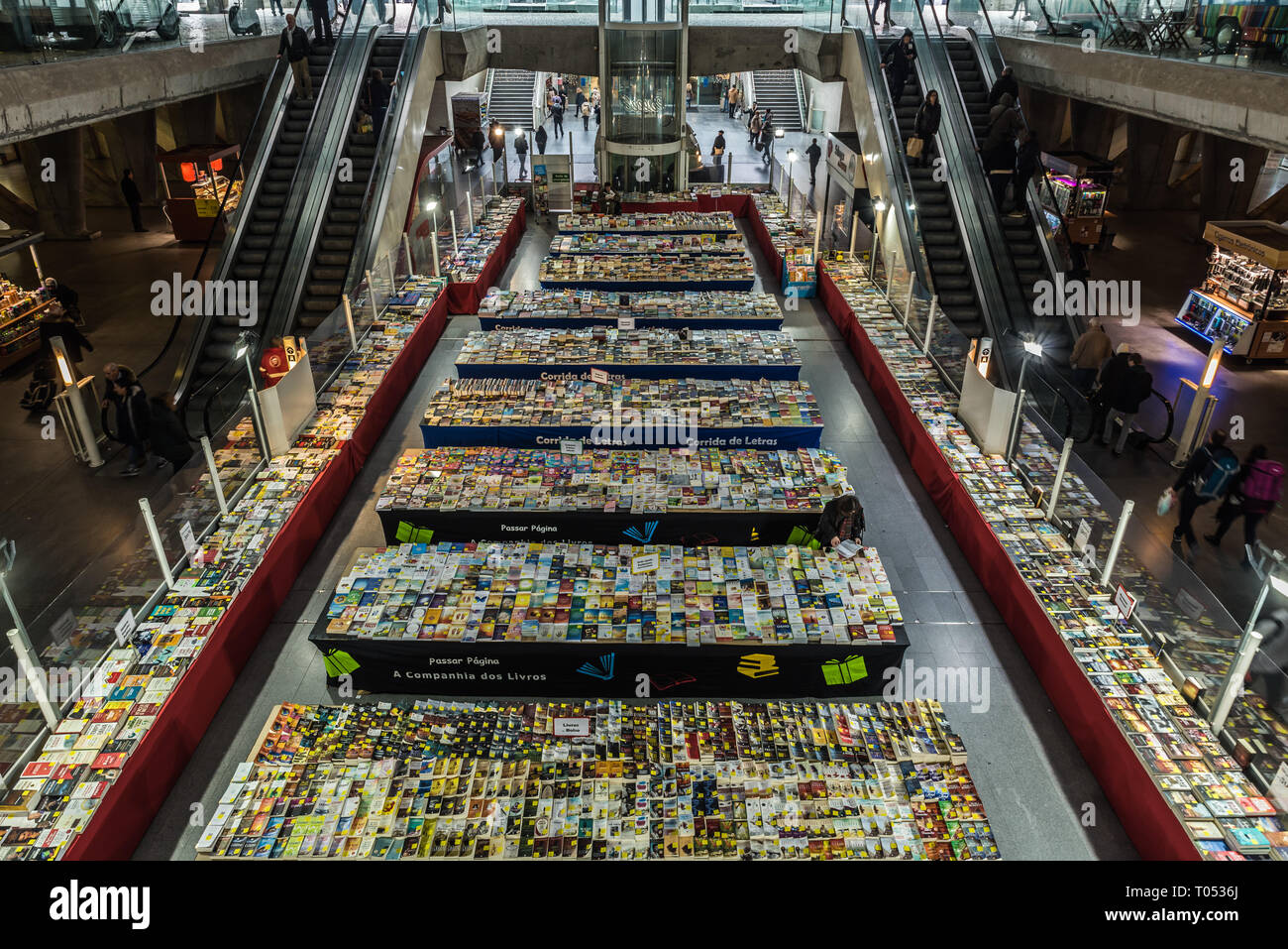Oriente, Lissabon/Portugal - 12 28 2018: Großes Buch verkaufen Markt an der U-Bahnstation Oriente Stockfoto