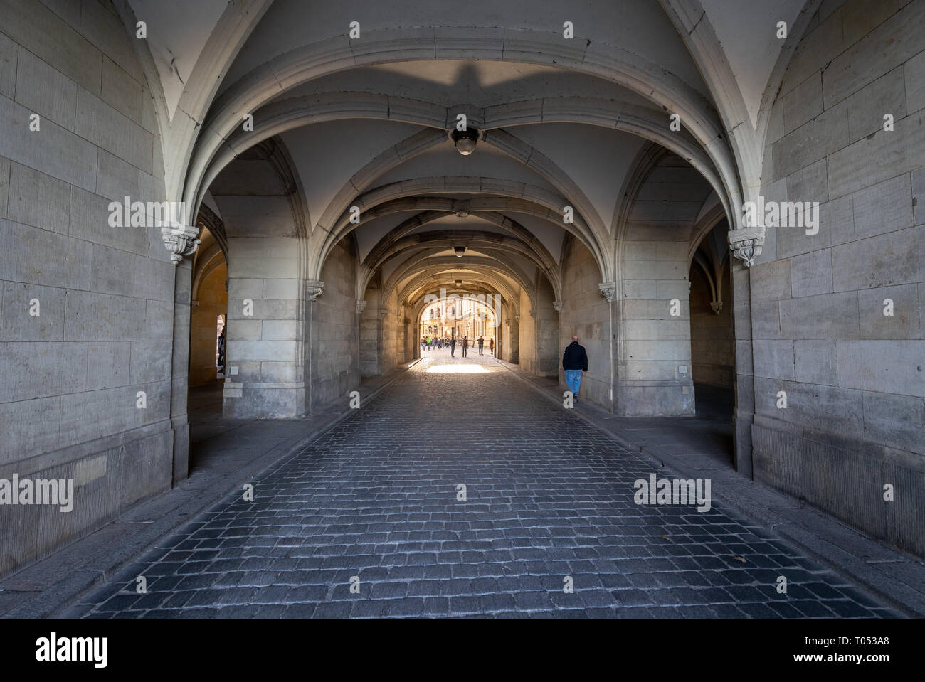 Gewölbter Durchgang zum Innenhof des Dresdner Schloss oder Royal Palace. Dresden ist die Hauptstadt des Freistaates Sachsen in Deutschland. Stockfoto