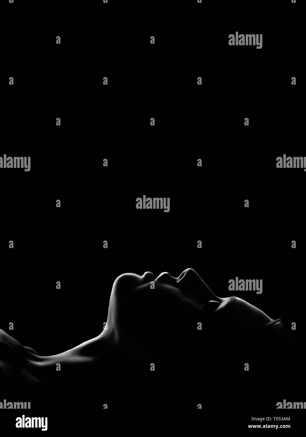 Traurige Frau Profil Silhouette auf schwarzen Hintergrund mit Kopie Raum, geschlossene Augen, Monochrom Stockfoto