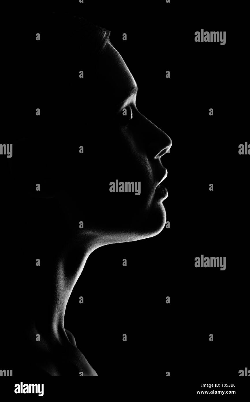 Traurige Frau Profil Silhouette auf schwarzen Hintergrund, geschlossene Augen, Monochrom Stockfoto