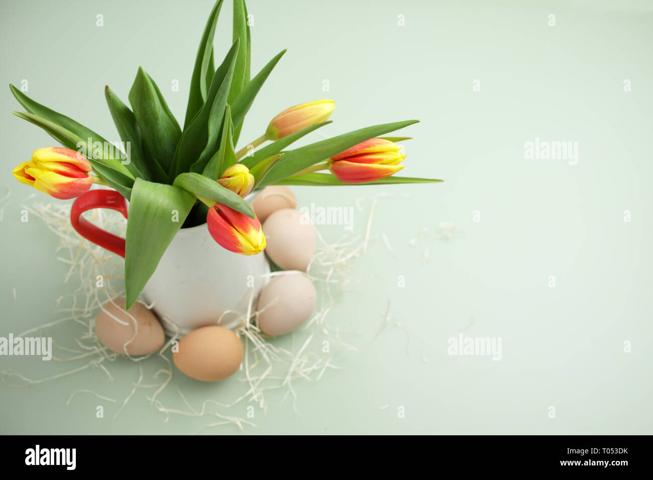 Ostereier Tulpen Blumen auf grünem Hintergrund Stockfoto