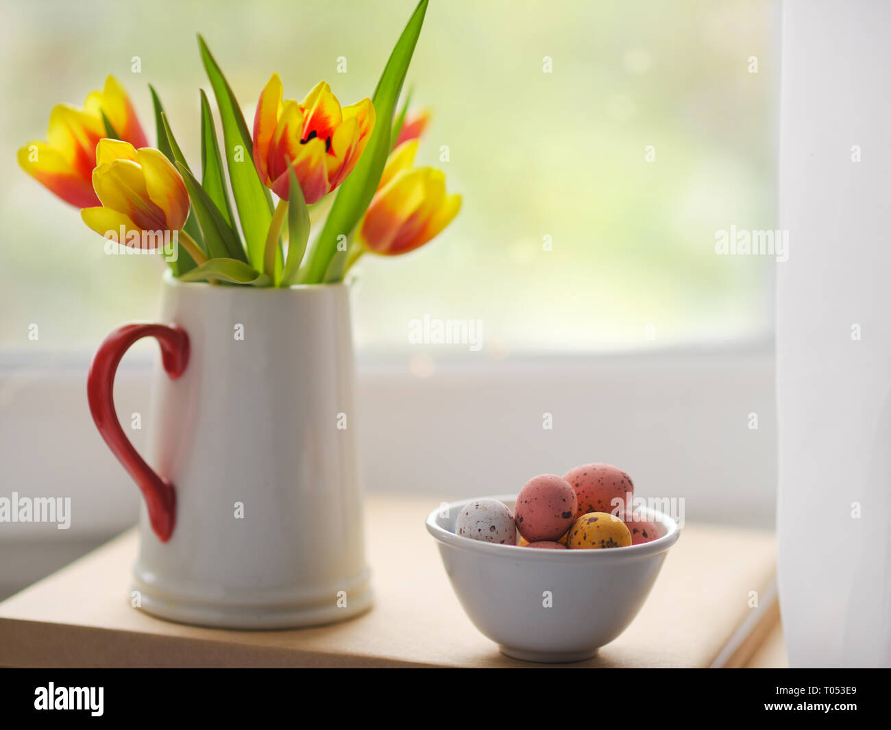 Ostern Süßigkeiten Ei auf mit Tulpen Blumenstrauß Stockfoto