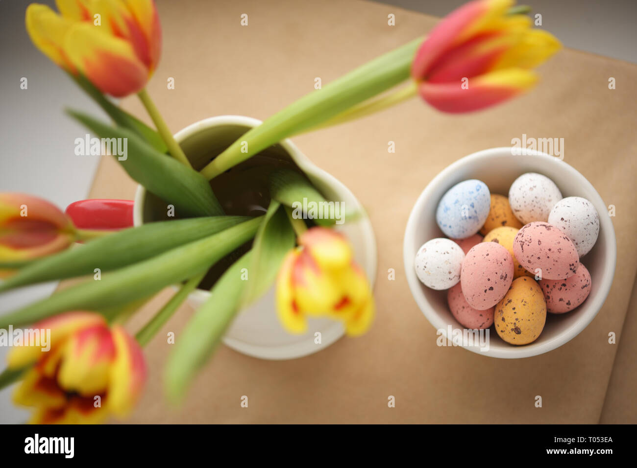 Ostern Süßigkeiten Ei auf mit Defokussierten Tulpen Blumenstrauß Stockfoto