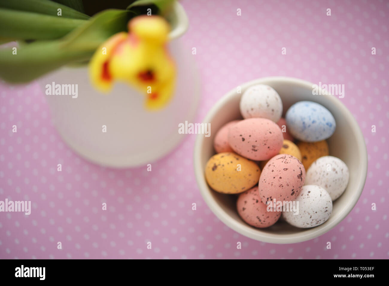 Ostern Süßigkeiten Ei auf mit Defokussierten Tulip Stockfoto