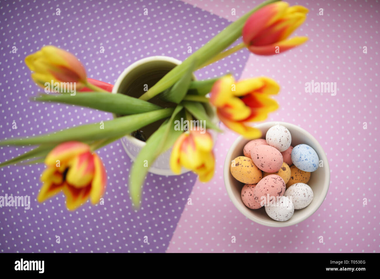 Ostern Süßigkeiten Ei auf mit Defokussierten Tulpen Blumenstrauß Stockfoto