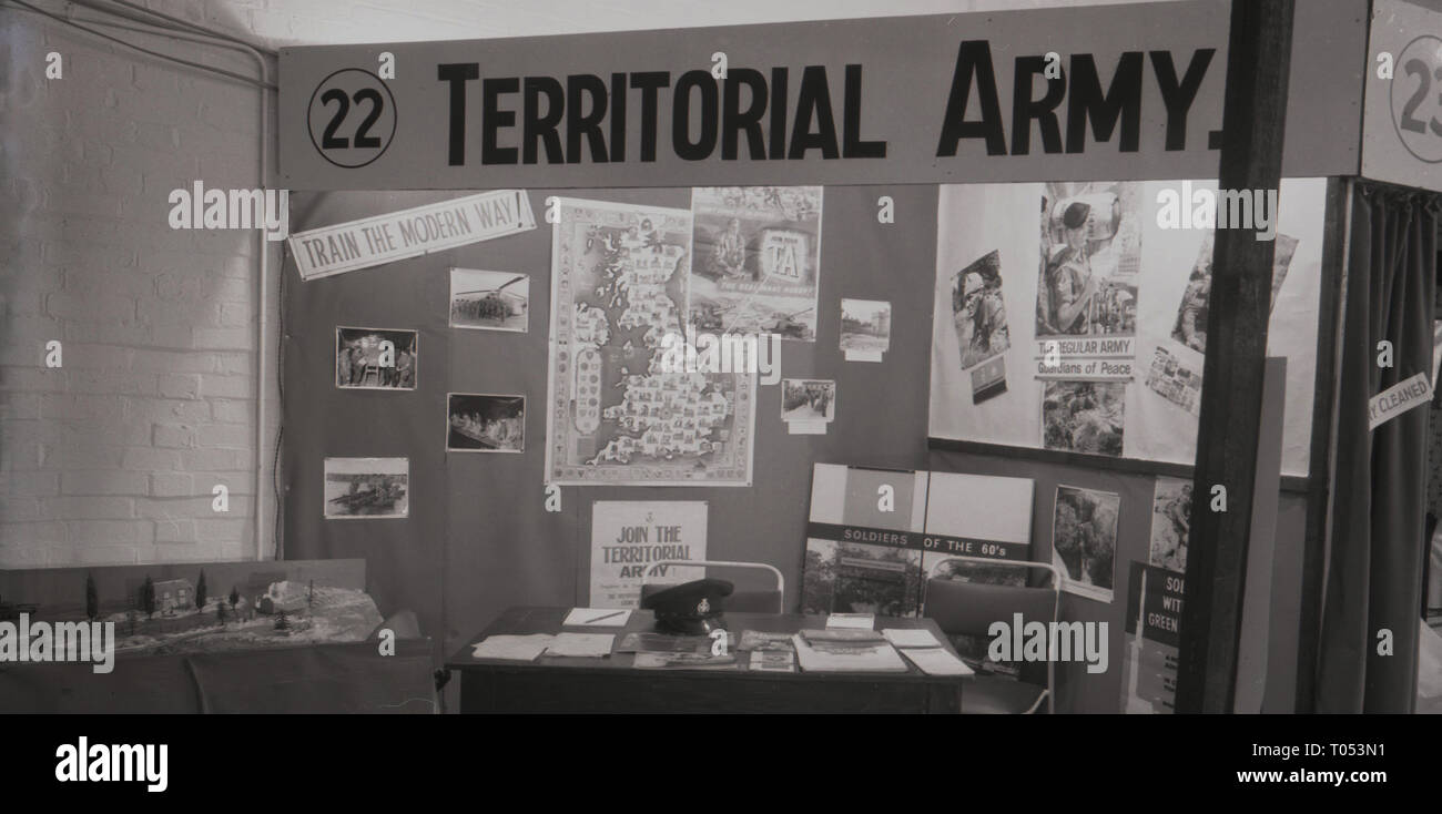 1965er Jahre, Ausstellungsstand zur Förderung der Mitgliedschaft in der Territorial Army, England, Großbritannien, einer Freiwilligenreservetruppe und integriertem Element der British Army. Der im Jahre 1908 von Richard Haldane, dem Kriegsminister, gegründete ursprüngliche Zweck der TA war die Heimatverteidigung. Stockfoto