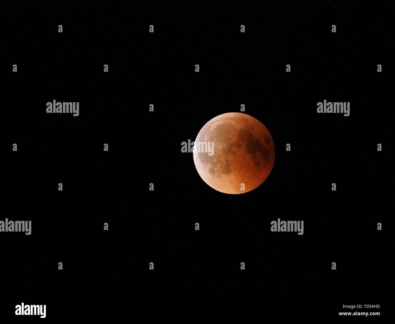 Erstaunliches Blut Mond während längste Mondfinsternis von XXI Jahrhundert am schwarzen Himmel aus Polen im Jahr 2018 Freitag, 27. Juli Stockfoto