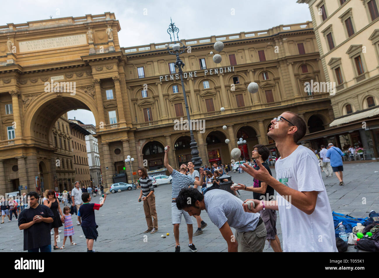 Straßenkünstler Bälle für Touristen an der Piazza della Repubblica, Florenz, Toskana, Italien zu jonglieren. Stockfoto