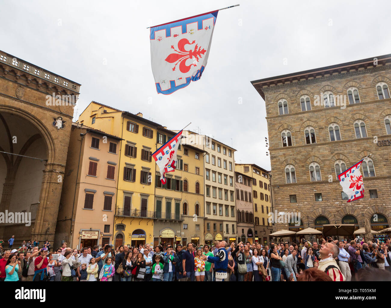 Eine Parade von traditionellen Fahnenschwinger März auf der Piazza della Signoria in der Nähe des Palazzo Vecchio, das Rathaus in Florenz, Toskana, Italien. Stockfoto