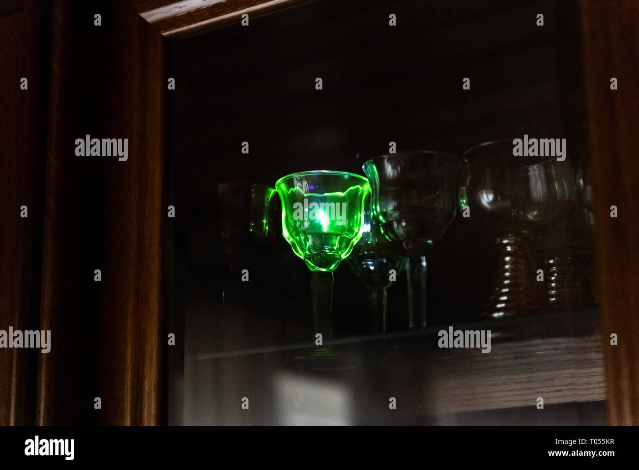 Starke Blau Laser Pointer Hits ein Kristall Glas Stockfoto