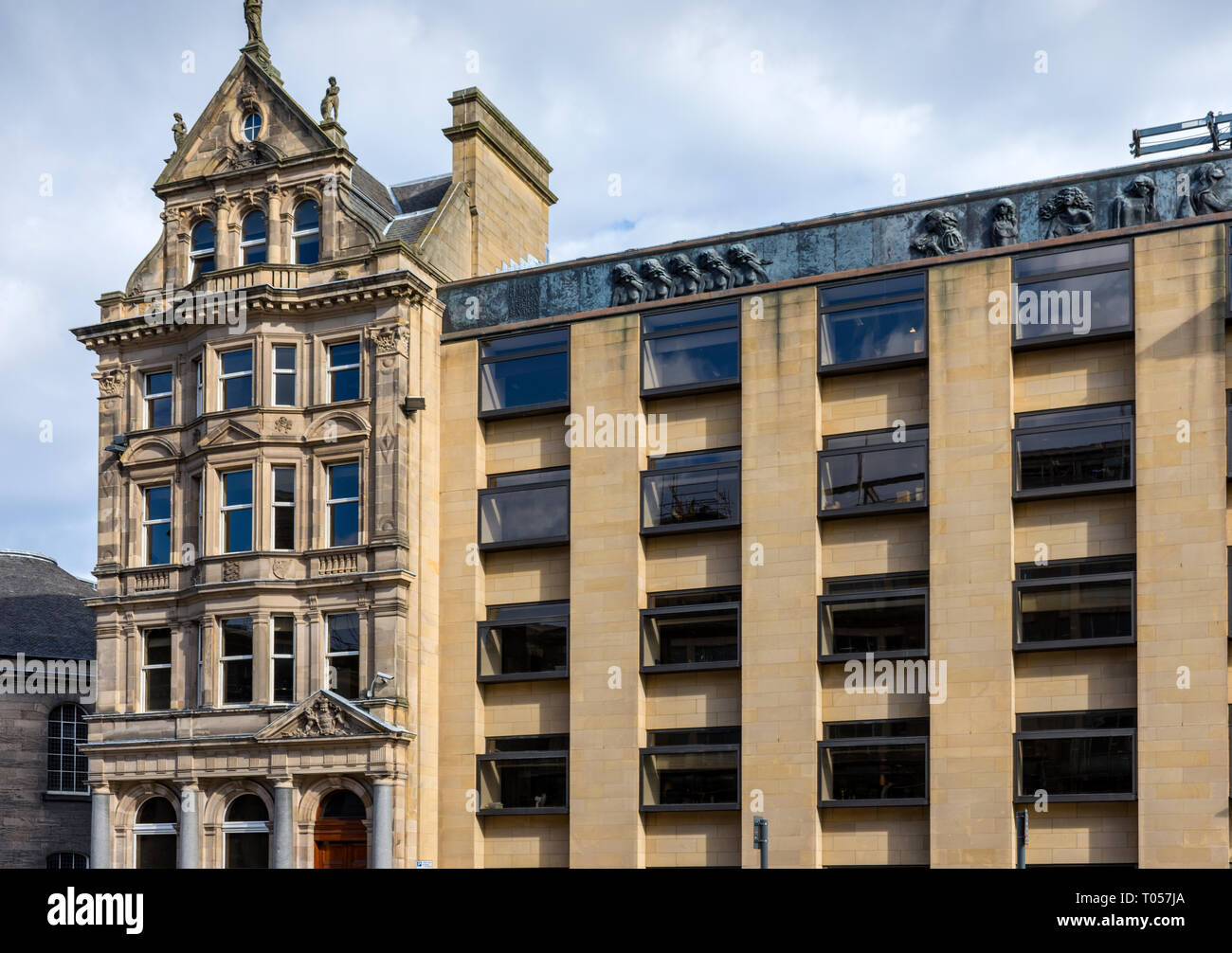 Das Standard Life Gebäude mit dem Wise Virgins Fries auf Dachebene, eine Skulptur von Gerald Laing. George Street, Edinburgh, Schottland, Großbritannien Stockfoto