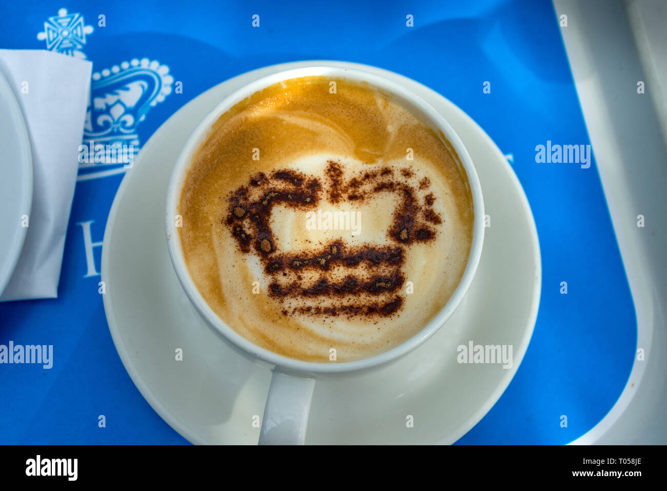 Schokoladenpulver in der Form einer Krone auf eine Tasse Cappuccino im Café im Palace, Holyroodhouse, Edinburgh, Schottland, Großbritannien Stockfoto