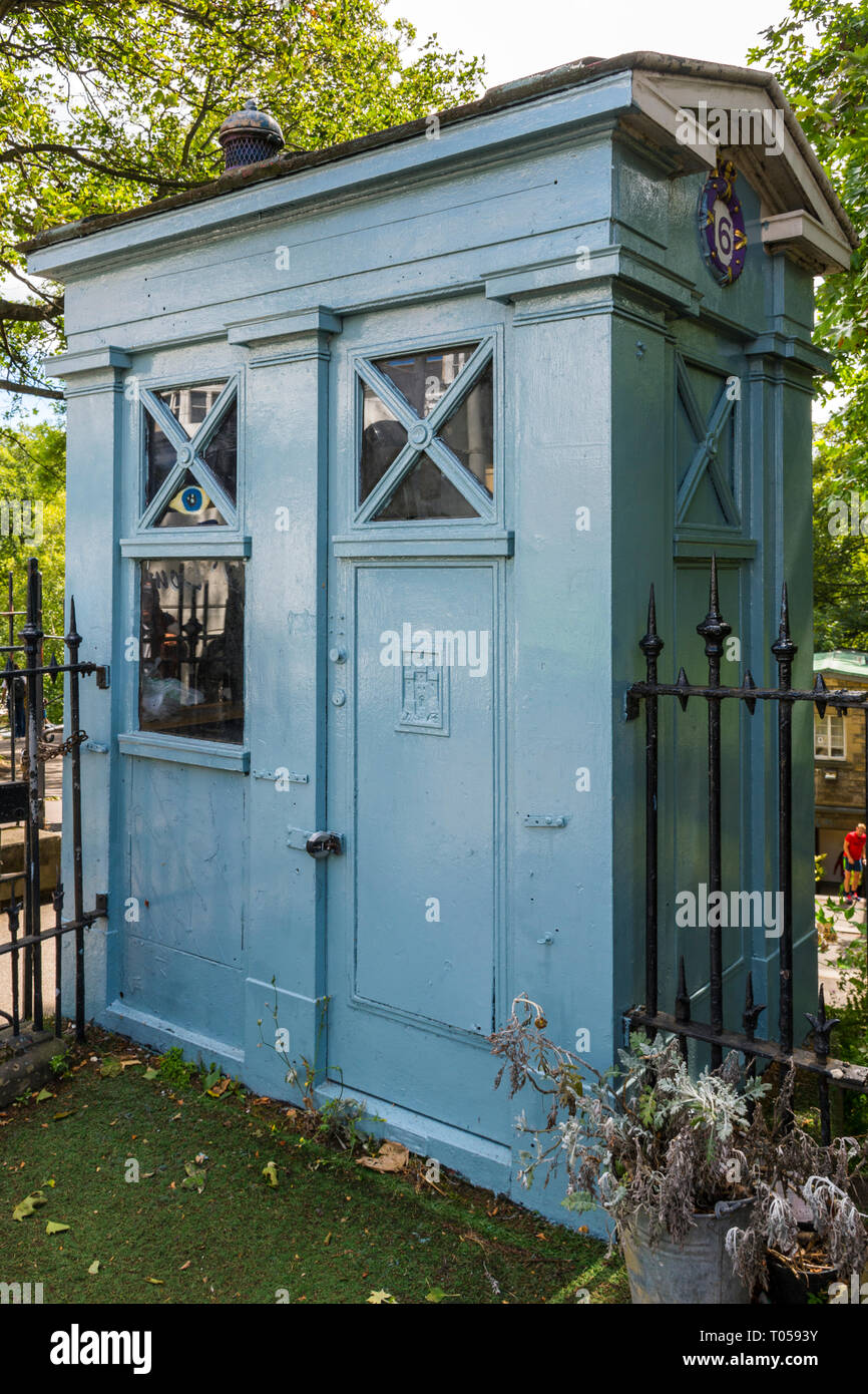 Ein ehemaliger Polizei Kasten auf der Princes Street, in der Nähe von West Princes Street Gardens, Edinburgh, Schottland, Großbritannien. Stockfoto