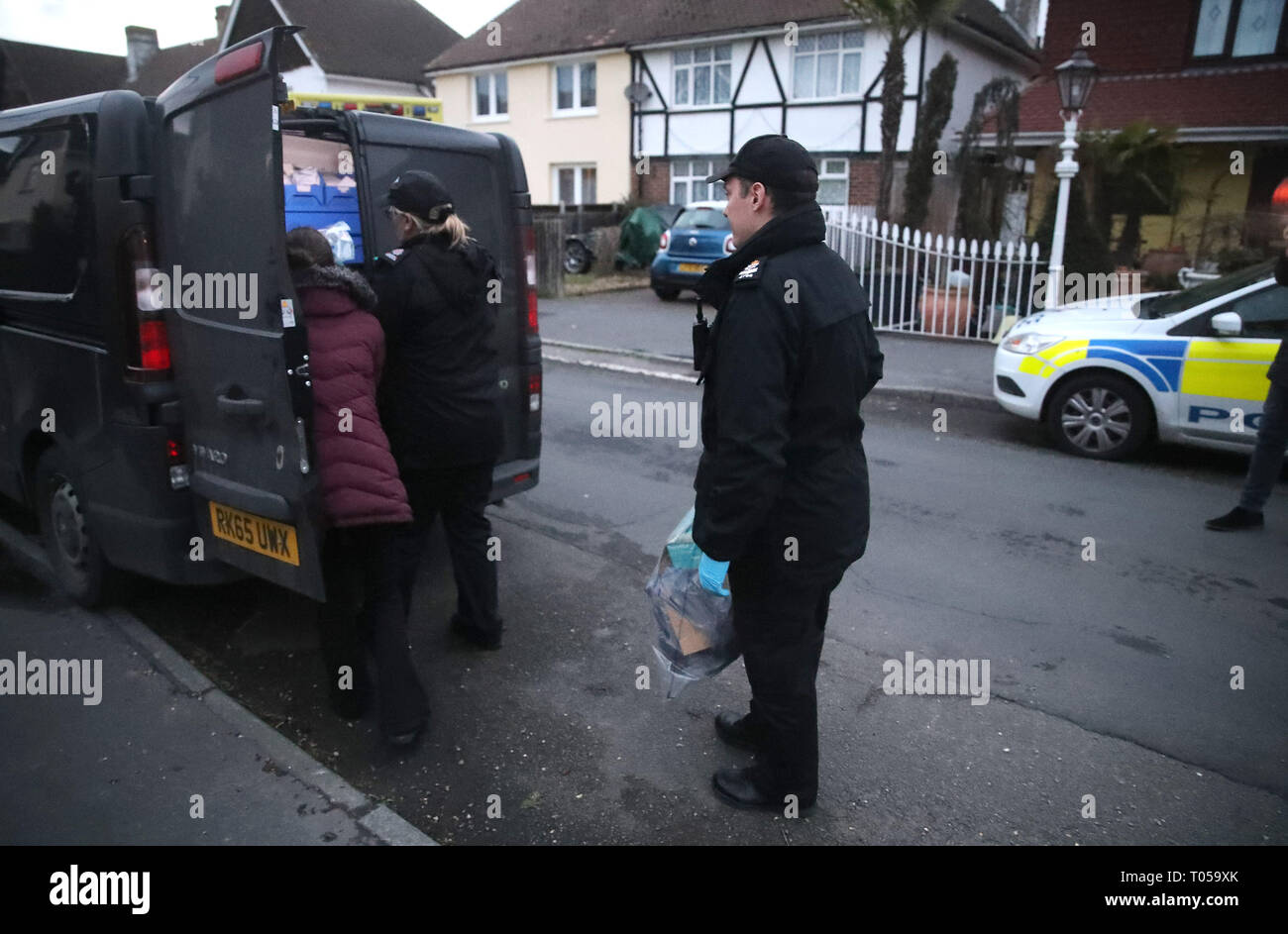 Polizei in Viola Avenue in Stanwell, Surrey, wo Sie sind ein Stechen, in dem ein Mann bluffed mit einem Baseballschläger und Messer während Hurling rassistischen Mißbrauch. Stockfoto