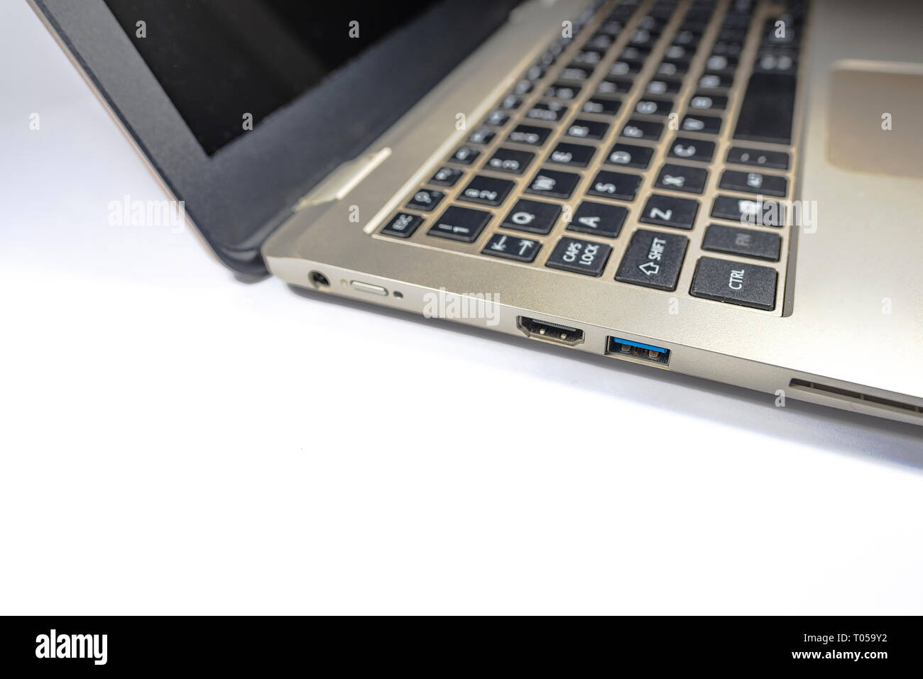Ansicht von der linken Seite der modernen schlanken Design Laptop mit USB- und HDMI-Anschluss und Kabel, mit einem leeren Bildschirm, Aluminium Material, auf weißem Hintergrund Stockfoto