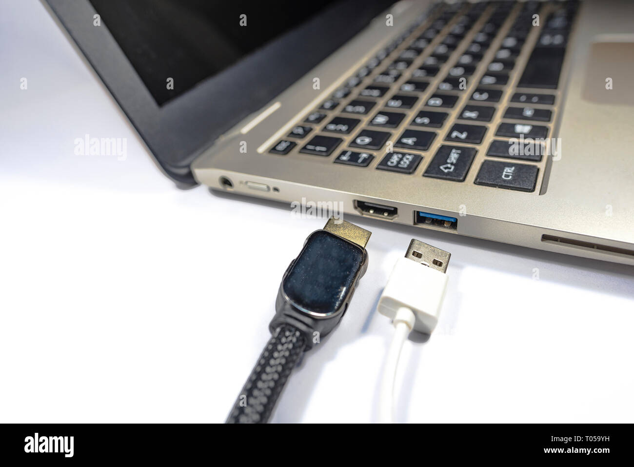 Ansicht von der linken Seite der modernen schlanken Design Laptop mit USB-  und HDMI-Anschluss und Kabel, mit einem leeren Bildschirm, Aluminium  Material, auf weißem Hintergrund Stockfotografie - Alamy