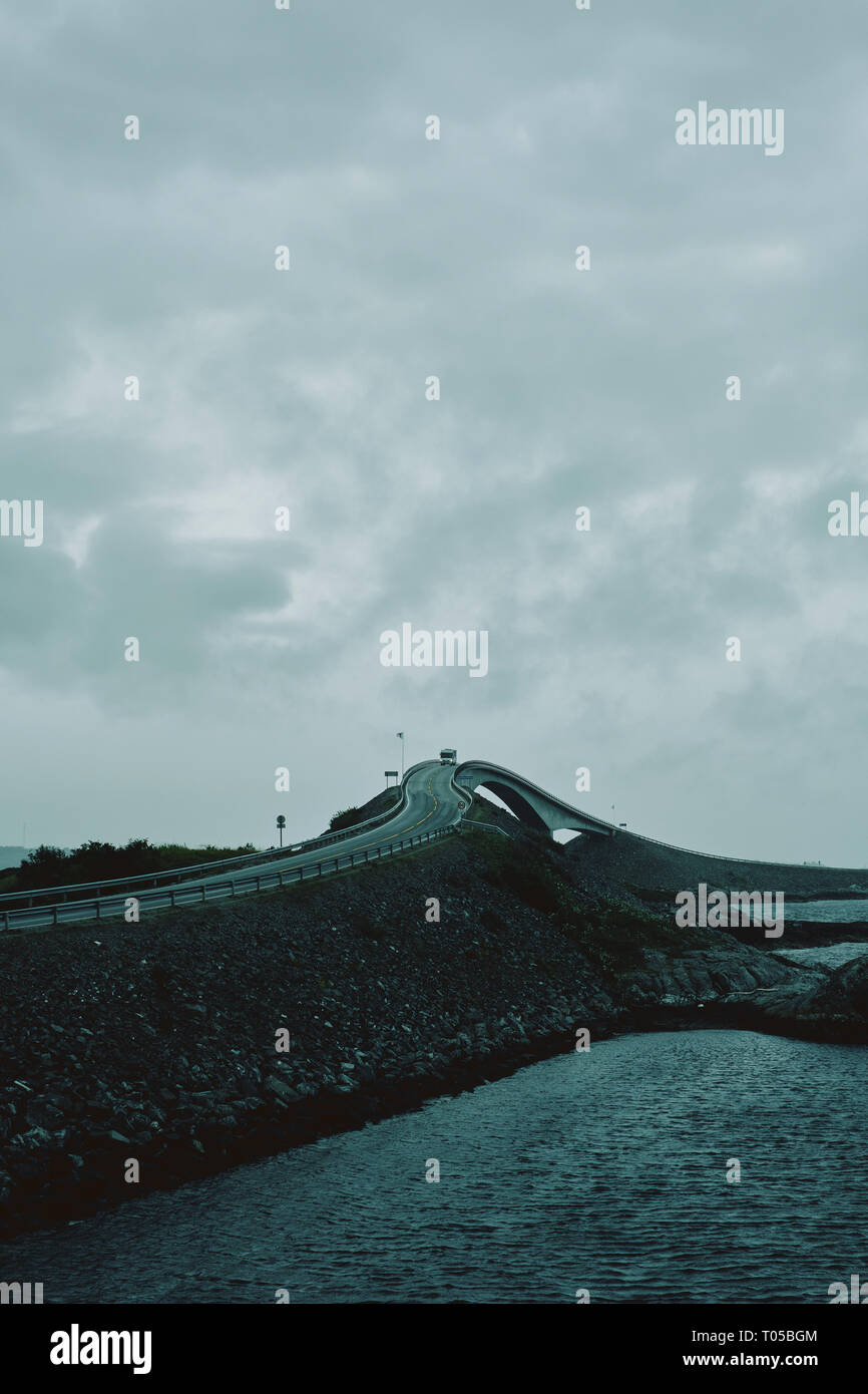 Den Atlantik Straße/den Atlantik Straße - Atlanterhavsvegen/Atlanterhavsveien Eide und Elmenhorst in Østfold, Norwegen Stockfoto