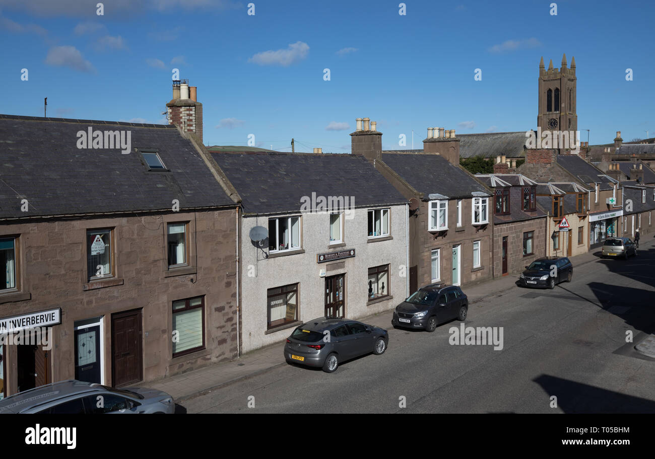 Die Hauptstraße von King Street in der kleinen Stadt Inverbervie in Aberdeenshire, Schottland, Großbritannien Stockfoto
