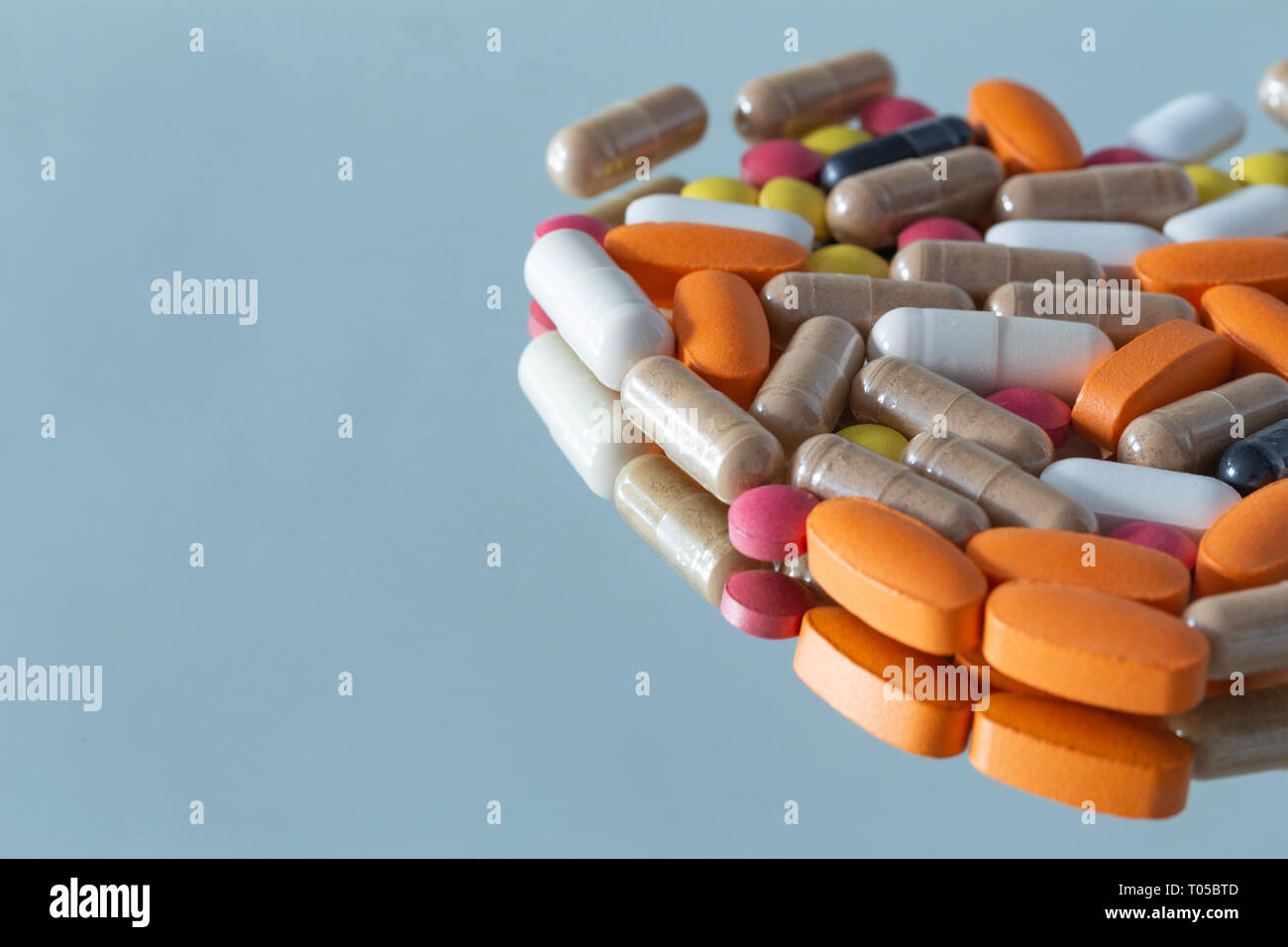 Medikamente und Tabletten verschiedener Typen Stockfoto