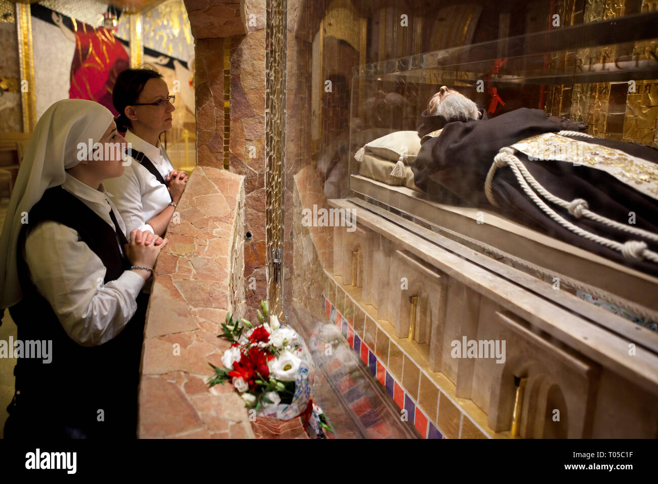 SAN GIOVANNI ROTONDO - Pilger an der erhaltenen Körper des Heiligen Pater Pio in der Kirche Santa Maria della Grazie Stockfoto