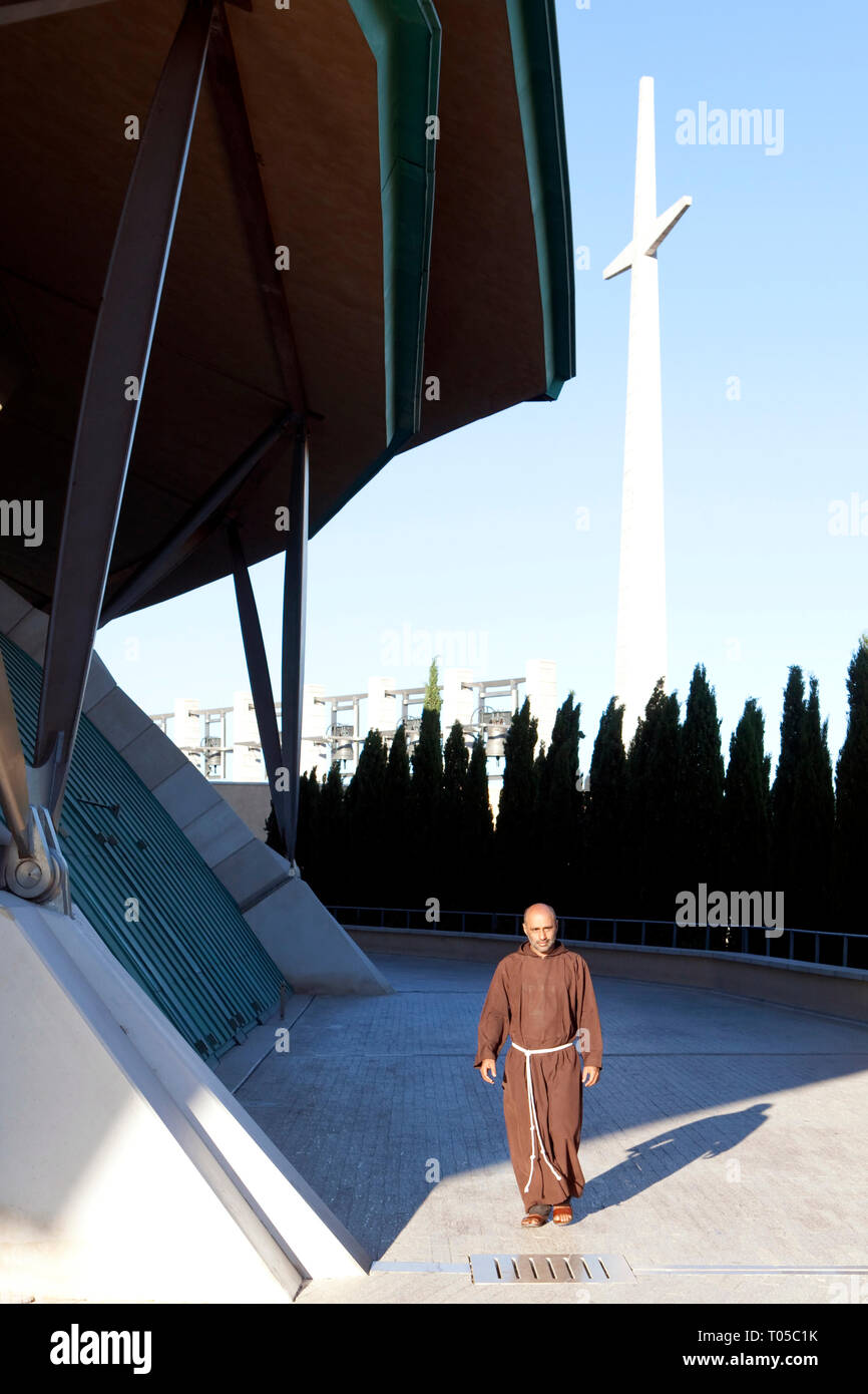 SAN GIOVANNI ROTONDO - Mönch an der Wallfahrtskirche Padre Pio, vom Architekten Renzo Piano entworfen. Stockfoto