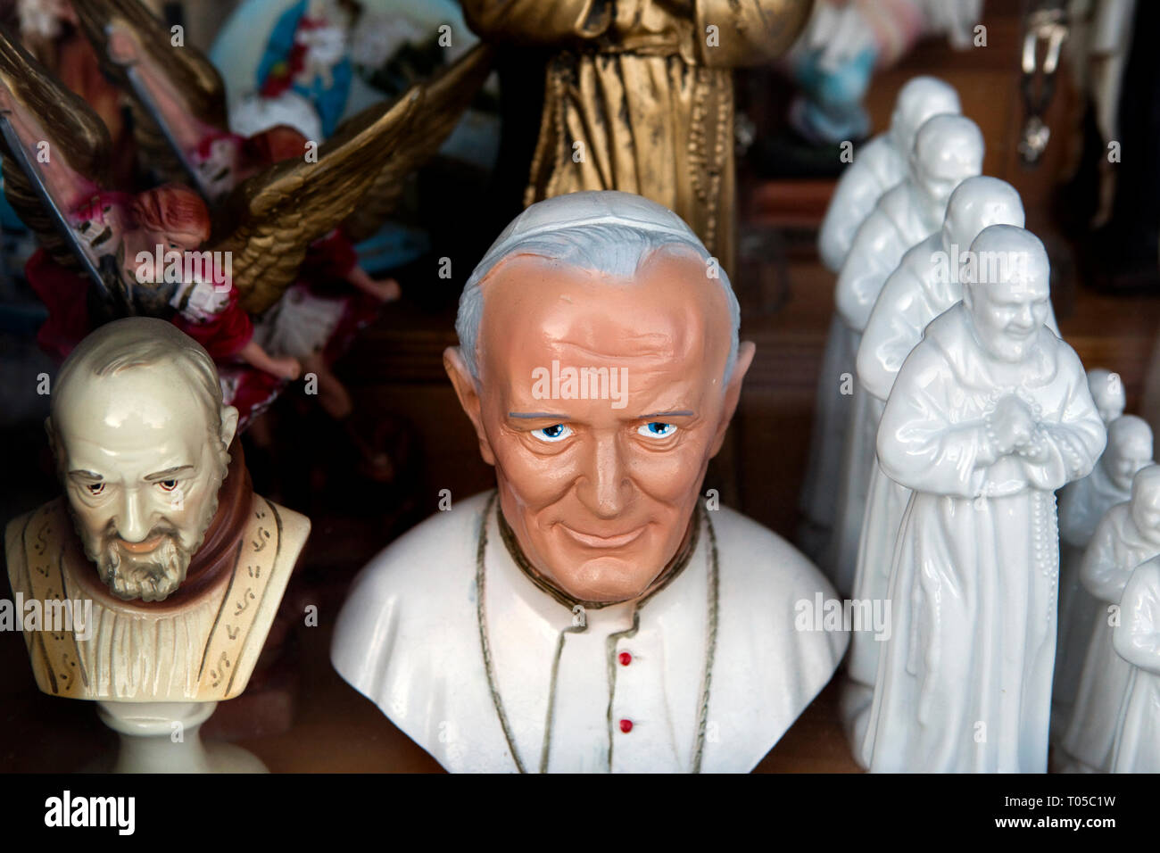 SAN GIOVANNI ROTONDO - Statuen von Papst Johannes Paul II. und Pater Pio im Souvenirshop. Stockfoto