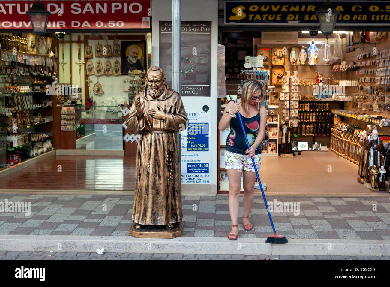 SAN GIOVANNI ROTONDO - religiöse Souvenirläden Stockfoto