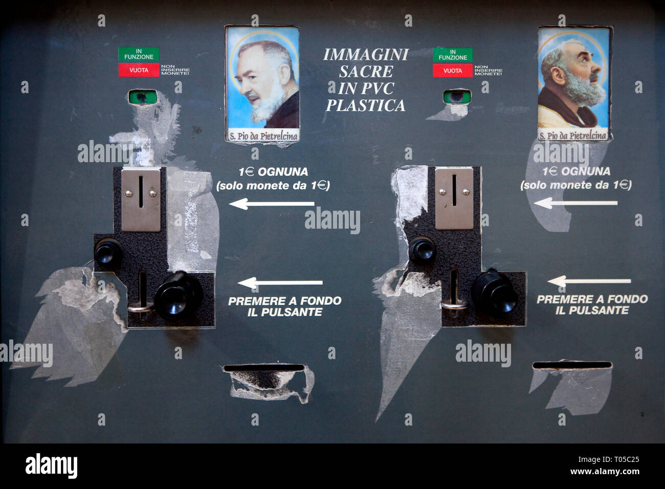 SAN GIOVANNI ROTONDO - Automaten für Bilder von Pater Pio in der Santa Maria della Grazie Kirche Stockfoto