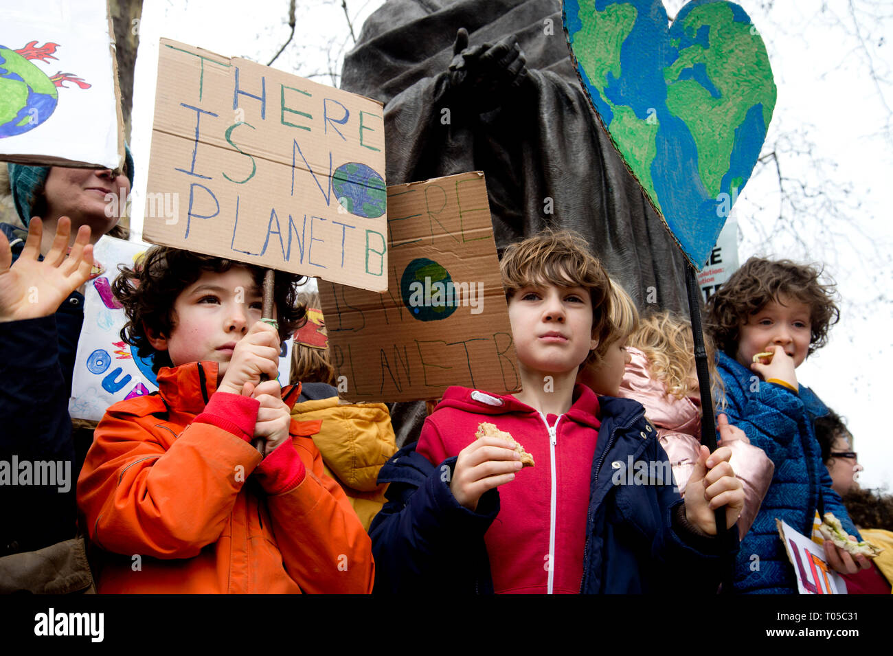 London. Schüler Streik für Klimawandel, Teil einer globalen Aktion. Junge Demonstranten, man hält ein Schild mit der Aufschrift "Es gibt kein Planet B' ist. Stockfoto