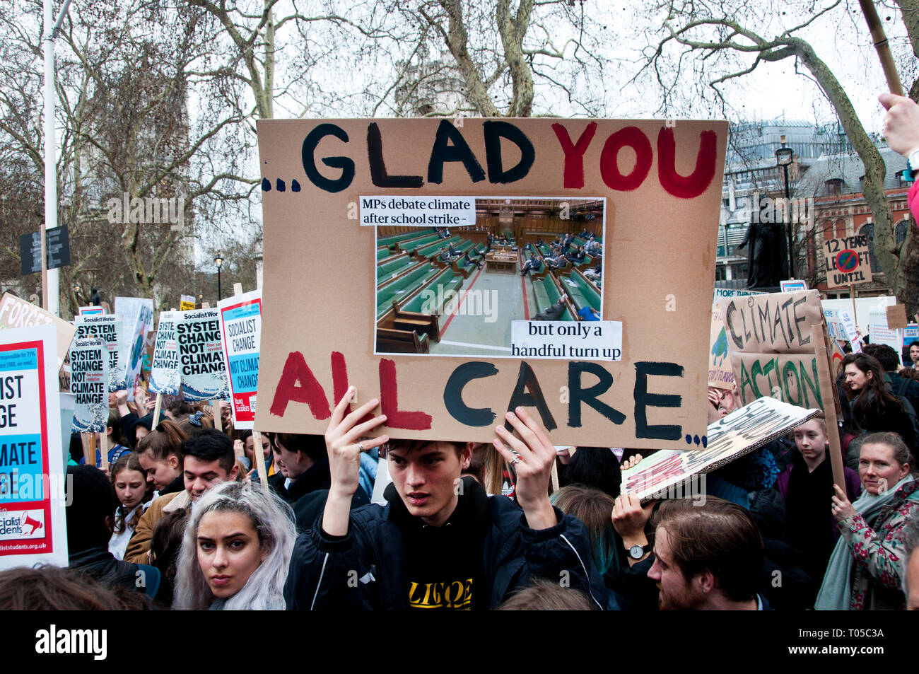 London. Schüler Streik für Klimawandel, Teil einer globalen Aktion. Ein Student hält ein Schild mit einem Foto von einem leeren Haus von Commons und die Stockfoto