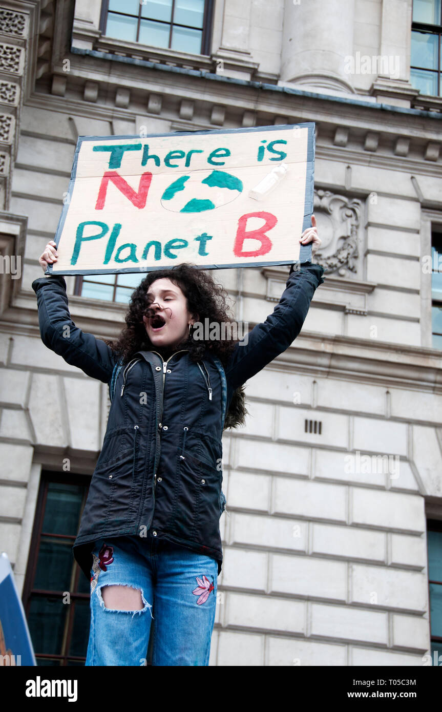 London. Schüler Streik für Klimawandel, Teil einer globalen Aktion. Ein Mädchen hält ein Schild mit der Aufschrift "Es gibt kein Planet B' ist. Stockfoto