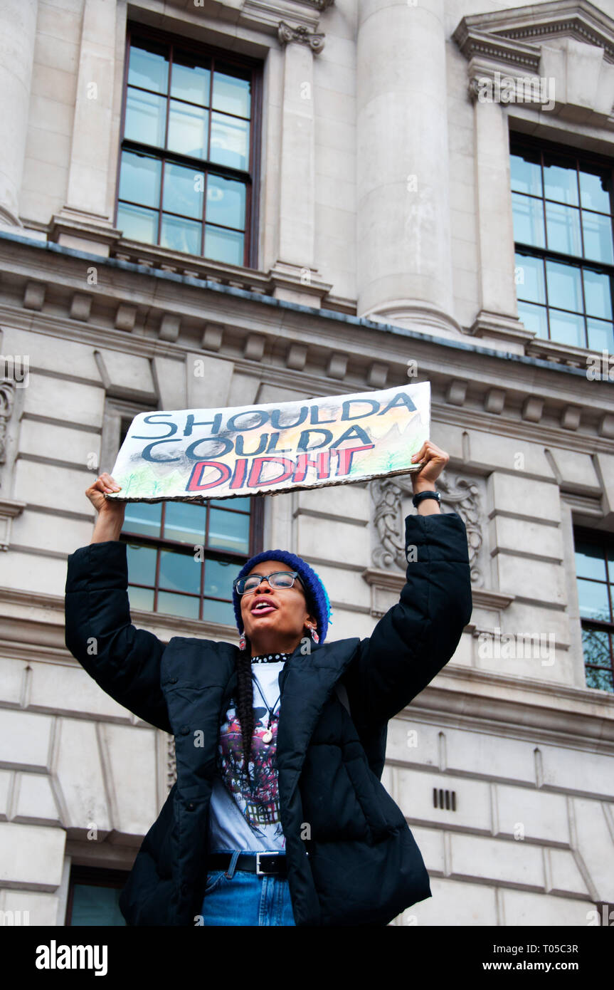 London. Schüler Streik für Klimawandel, Teil einer globalen Aktion. Eine studentholds ein Schild DES houda, Coulda, Nicht' Stockfoto