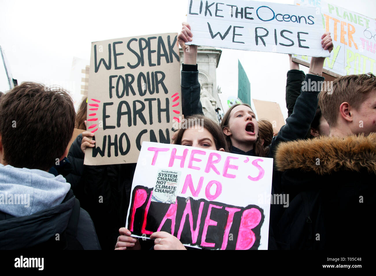 London. Schüler Streik für Klimawandel, Teil einer globalen Aktion. Eine Gruppe übernehmen die Victoria Statue vor dem Buckingham Palace. Ein Stockfoto