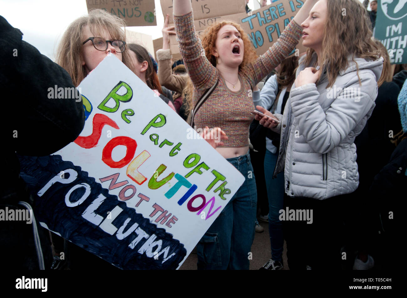 London. Schüler Streik für Klimawandel, Teil einer globalen Aktion. Eine Demonstrantin hält ein Schild mit der Aufschrift "Teil der Lösung sein, nicht die Umfrage Stockfoto