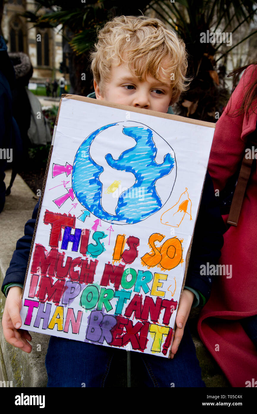 London. Schüler Streik für Klimawandel, Teil einer globalen Aktion. Ein Kind hält ein Schild mit der Aufschrift "Das ist so viel wichtiger als Br Stockfoto