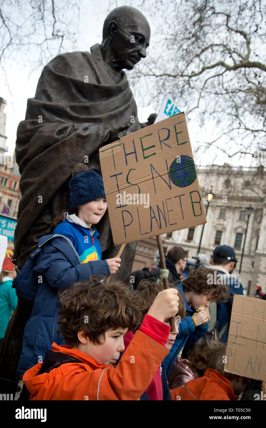 London. Schüler Streik für Klimawandel, Teil einer globalen Aktion. Gandhi Statue in Parliament Square. Ein Kind hält ein Schild mit der Aufschrift "Es Stockfoto